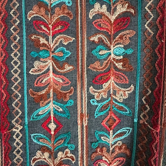 Umgee Black and Multicolor Floral Top with Embroidery stitching L XL - Picture 4 of 4